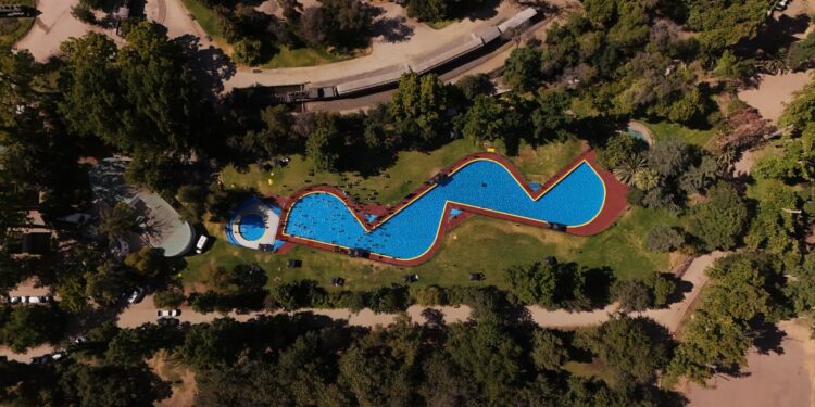 Después de seis años cerrada, la Municipalidad de Santiago reabre la piscina del Parque Quinta Normal.
