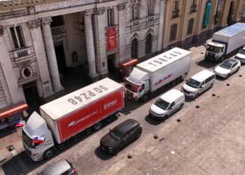 Santiago y CorreosChile envían 30 toneladas de ayuda a las zonas golpeadas por los incendios en el sur.