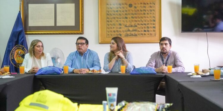 Campaña refuerza la seguridad en el trabajo frente al calor con kits para trabajadores del Maule.