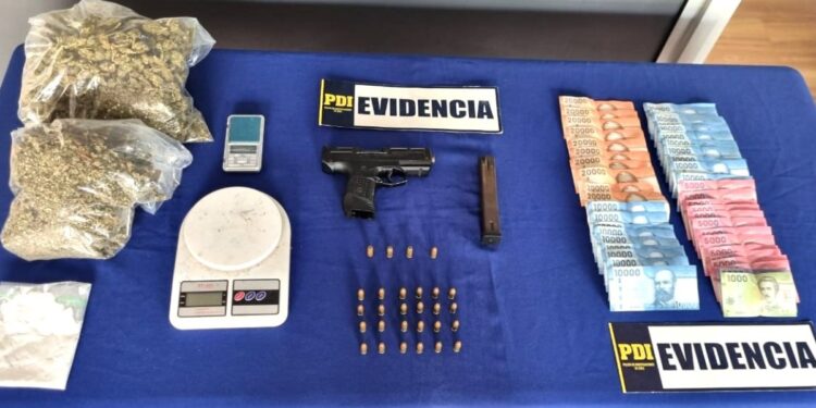 Detenidos en Reñaca Alto dos colombianos sin permiso que traficaban drogas en Viña del Mar.