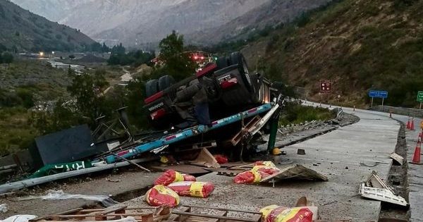 Chofer argentino fallece tras volcarse camión en Los Andes.