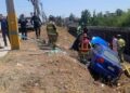 Accidente en la caletera de la autopista Los Libertadores deja un auto en una zanja.