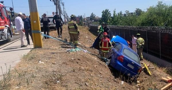 Accidente en la caletera de la autopista Los Libertadores deja un auto en una zanja.