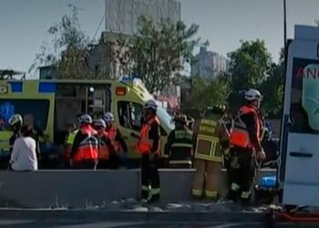 Fuerte choque masivo en la autopista Central deja a varios heridos.