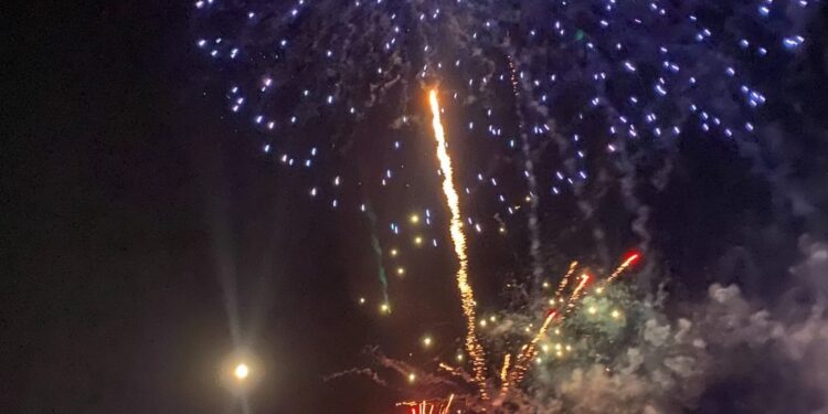 Gremios resaltan el espectáculo de fuegos artificiales como el atractivo turístico principal – LAVOZDEPUCON