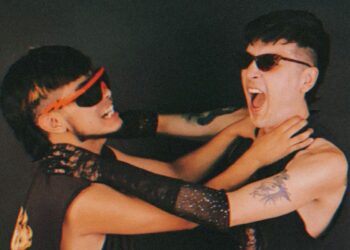 ¡Claro! Reescribamos el titular de forma más chilena y con un toque pop. «Palabras que vuelan alto: así nos entendemos los anormales en nuestro mundo.» Si deseas un cambio más específico, por favor indícame el titular original.