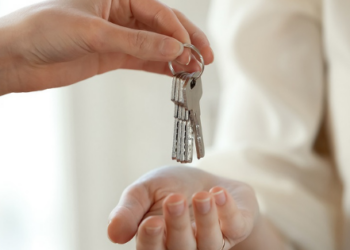 Cuidado con las estafas en arriendos de verano: tips para no caer en fraudes en vacaciones.