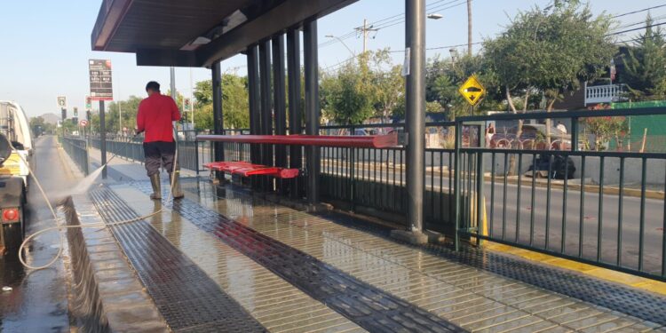 Recoleta intensifica labores de limpieza y desinfección en los espacios públicos más icónicos.