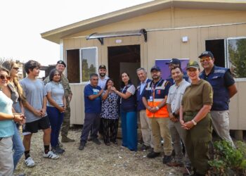 Ministra de Agricultura lidera la entrega de las primeras casas de emergencia tras los incendios en San Nicolás.