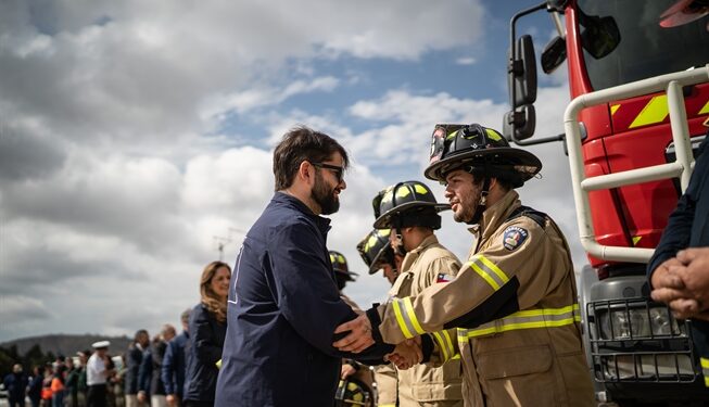 Presidente Boric y ministra Fernández lideran visita técnica al avión tanque Boeing 737 «Fireliner» en Concón.