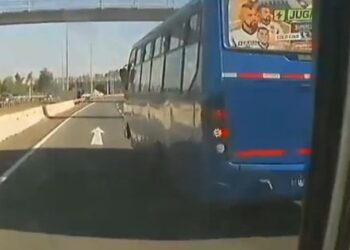 [VIDEO] Casi se arma un choque entre buses en plena autopista por maniobra peligrosa