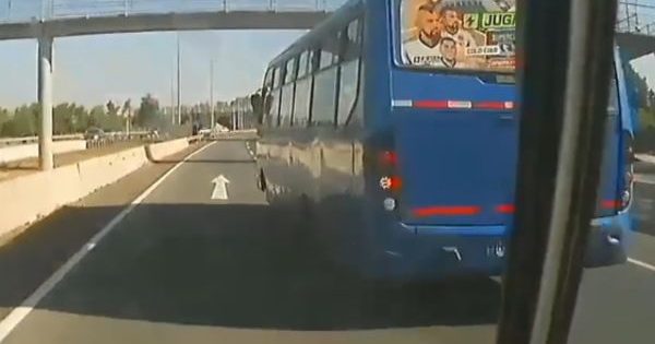 [VIDEO] Casi se arma un choque entre buses en plena autopista por maniobra peligrosa
