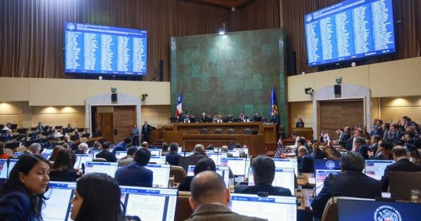 Reajuste al sector público va desde la postergación del reavalúo de propiedades hasta la extensión de las licencias de conducir.