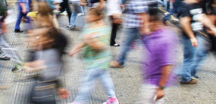 Casen 2024 revela que la pobreza baja al 17,3% con nuevo método.