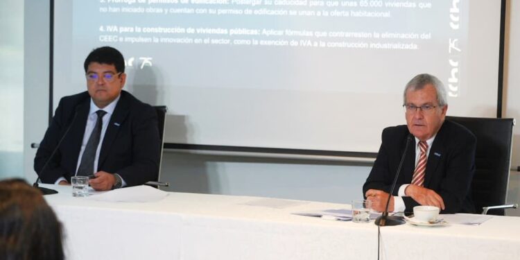 Déficit habitacional en Chile: Disminuye en sectores vulnerables, pero sigue afectando a la clase media.