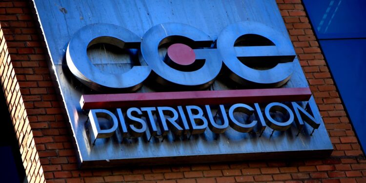 CGE repone la luz al 88% de los clientes afectados por los incendios forestales en Biobío.