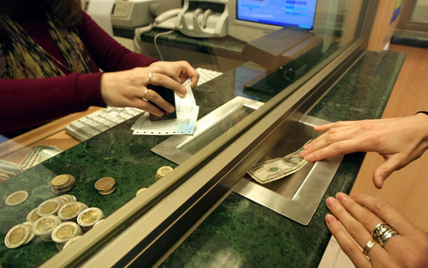 Dólar cae nuevamente y rompe la barrera de los $860.