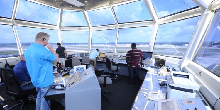 Controladores aéreos cuentan por qué la lucha contra incendios por aire no se hace de forma regular en la noche.