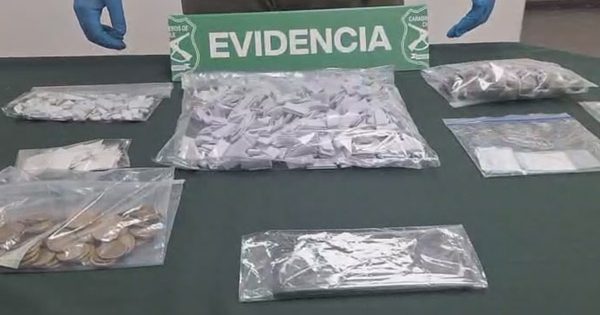 Cachan a cabro vendiendo droga en la calle en Lampa.