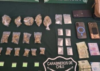 Cayeron tres narcos en La Reina tras lanzar droga al canal San Carlos durante operativo policial.