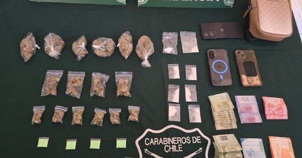 Cayeron tres narcos en La Reina tras lanzar droga al canal San Carlos durante operativo policial.