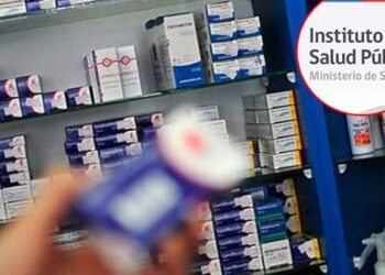 ISP lanza alerta por retiro de medicamento que tiene «elemento extraño» en su envase.