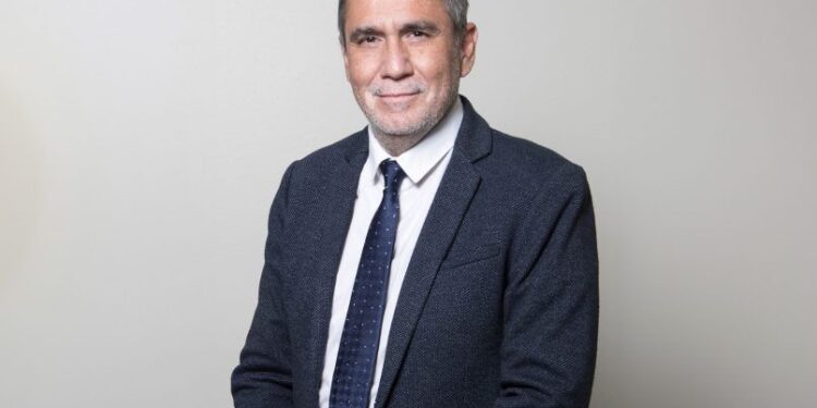 Estudio de la UDLA muestra que el liderazgo femenino influye en la gestión financiera de las empresas en Chile.