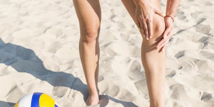 Expertos advierten sobre el aumento de lesiones en el tobillo durante el verano por hacer ejercicio en la playa sin preparar el cuerpo.