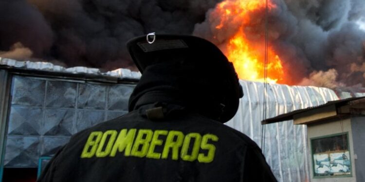 Un incendio registrado en la comuna de Teno dejó como saldo una persona fallecida.