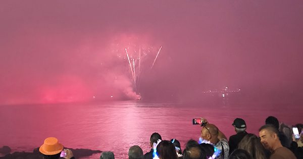 Neblina y humo empañaron el Año Nuevo en la costa: Miles de personas se perdieron los fuegos artificiales.