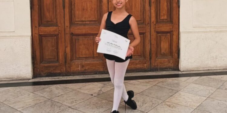 Joven bailarina del Maule se destaca al ser admitida en un curso internacional de ballet.