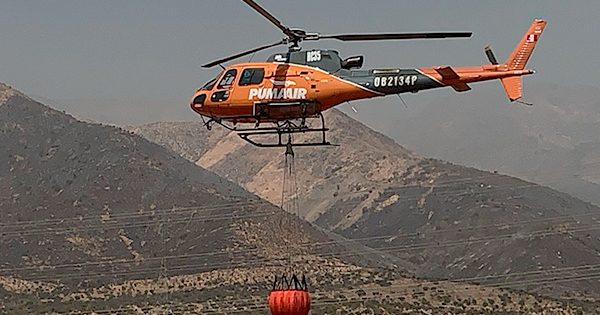 Sigue la lucha contra el incendio forestal en Tiltil.
