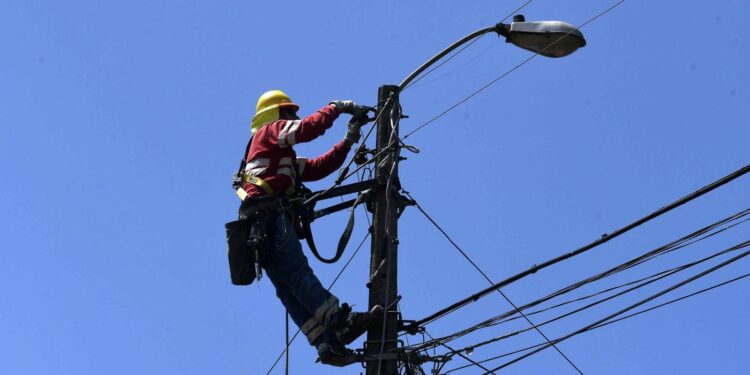 Cortes de luz en Talca: CGE planifica interrupciones de hasta 6 horas para este martes.