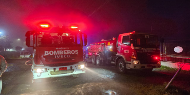 Un incendio estructural arrasó con una vivienda en la zona rural de Los Ángeles.