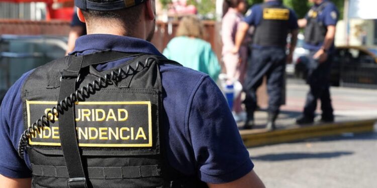 Municipalidad de Independencia intensifica la vigilancia al comercio informal en el sector de los hospitales.