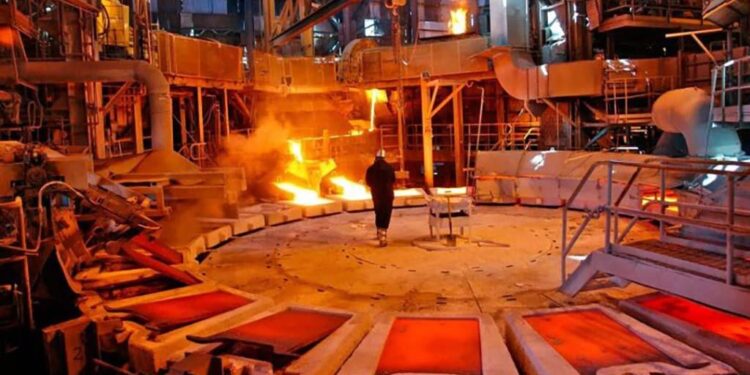 Eventos climáticos extremos podrían impactar hasta el 10% de la producción de cobre en Chile para el 2030, según un estudio de la U. de Chile.