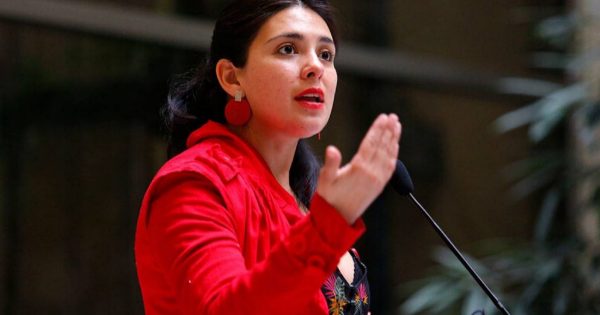 Cariola denuncia una “clara orientación empresarial” en el gabinete de Kast.