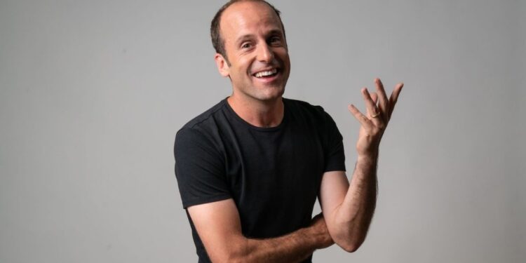 De las canchas de fútbol a la Quinta Vergara: El “Camaleón” Kramer llega a Pucón.