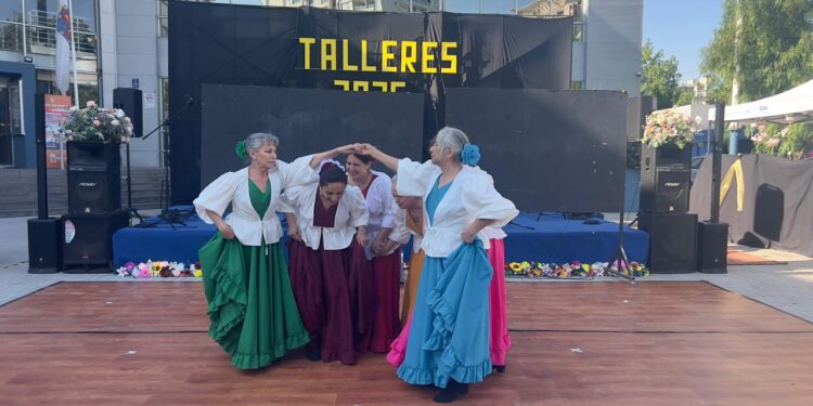 Creatividad y talento se lucen en el cierre de los talleres culturales municipales 2025 en Macul.
