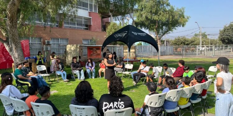 Cabras y cabros chicos proponen ideas para mejorar la movilidad y el transporte público en Santiago Norte.