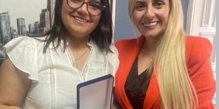 Mujeres Líderes Políticas resalta la importancia de una figura femenina en la política nacional.