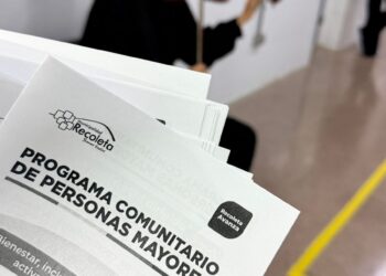 Música y apoyo municipal acompañan a los abuelitos en el CESFAM de Recoleta.