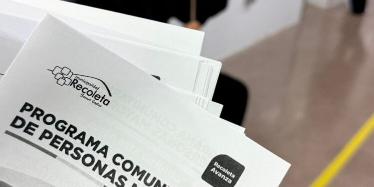 Música y apoyo municipal acompañan a los abuelitos en el CESFAM de Recoleta.