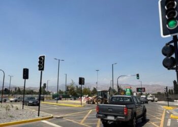 Colina: arranca la nueva luz roja en Avenida Chicureo.