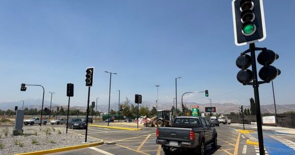 Colina: arranca la nueva luz roja en Avenida Chicureo.