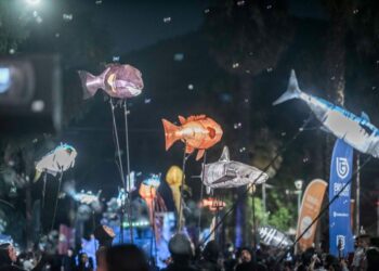 Pasacalle “Océano” da el vamos a Valpo a Mil 2026 en San Felipe con un fuerte mensaje sobre el cuidado del medioambiente.