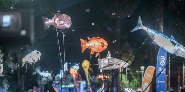 Pasacalle “Océano” da el vamos a Valpo a Mil 2026 en San Felipe con un fuerte mensaje sobre el cuidado del medioambiente.