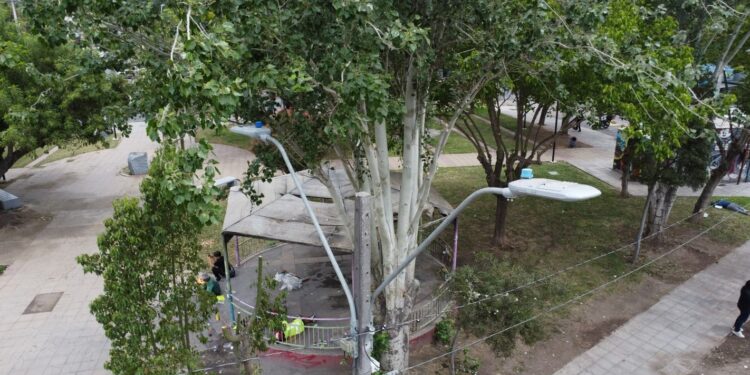 Municipalidad potencia la iluminación y refuerza la seguridad alrededor de la Plaza El Salto.