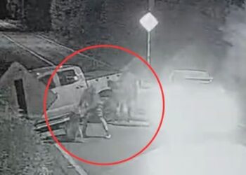 [VIDEO] Brutal portonazo en Colina: víctima fue sorprendida al llegar a su casa.