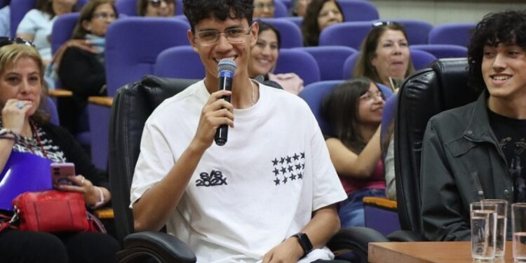 San Bernardo festeja a sus nuevos puntajes nacionales en la PAES.